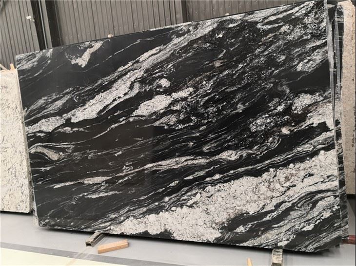 Granit negre amb venes blanques