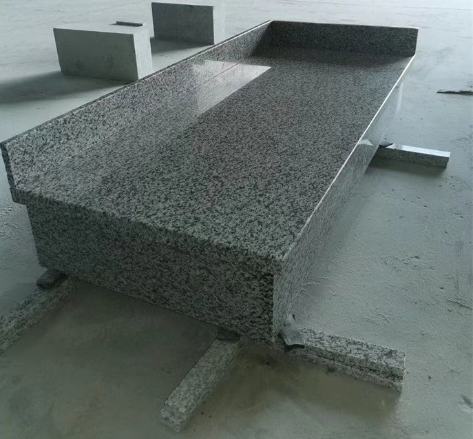 Taulells de granit gris amb backsplash