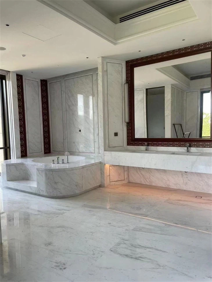 White Marble Floor And Wall Tiles