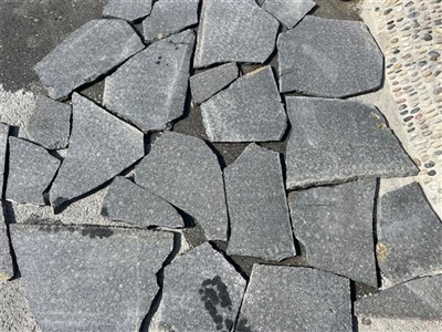 Pavimentació boja de pissarra negra