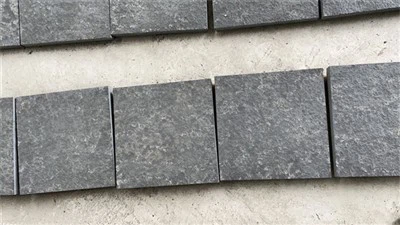 Llambordes de basalt flamejat
